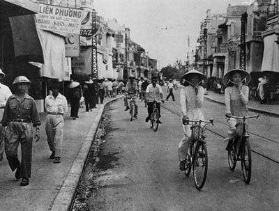 Đường xe điện giữa một con phố cổ của Hà Nội.